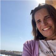 Profesora inglés imparte clases a niños adolescentes en inglés